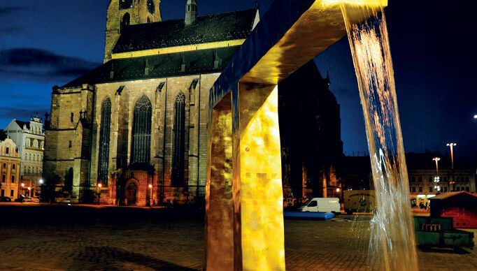Při noční procházce Plzní můžete mít na náměstí Republiky pocit, že vás pronásledují zlaté přízraky chrlící vodu...