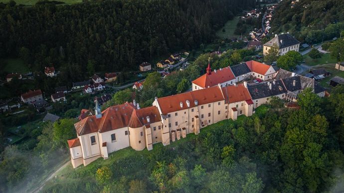 Nižborský zámek patřil v minulosti rodu Schwarzenbergů nebo Valdštejnů.