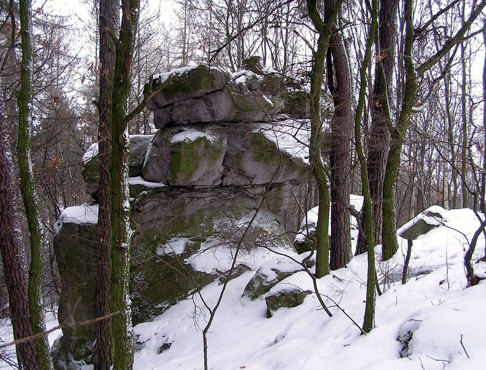 Bizarní skalní útvary na vrchu Bezvel opřádají pověsti.