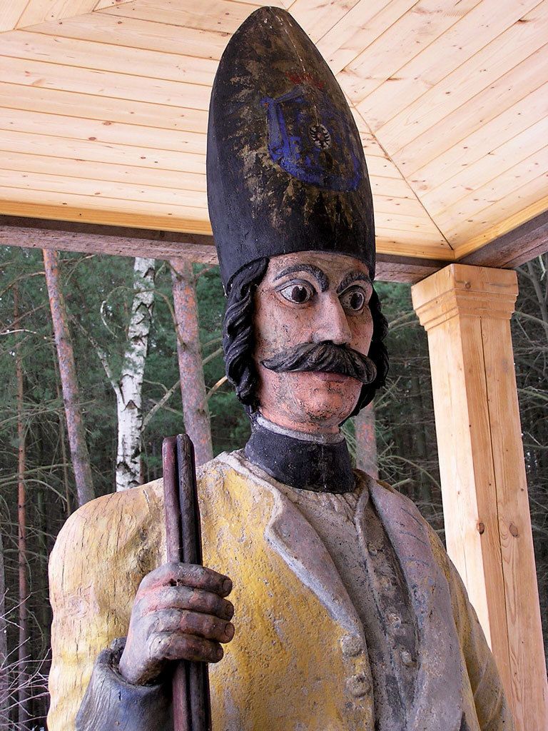 Kolorované sochy granátníků dodnes chrání lesy u Valdštejnska.