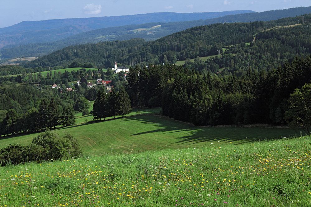 Půvabný obrázek Olešnice zdůrazňuje vysoká bariéra Stolových hor