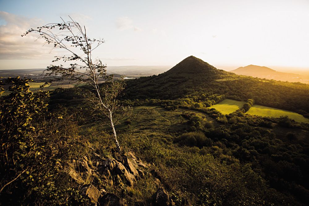 Výhled na nejznámější kopce lounského středohoří: kopec Oblík a za ním Raná