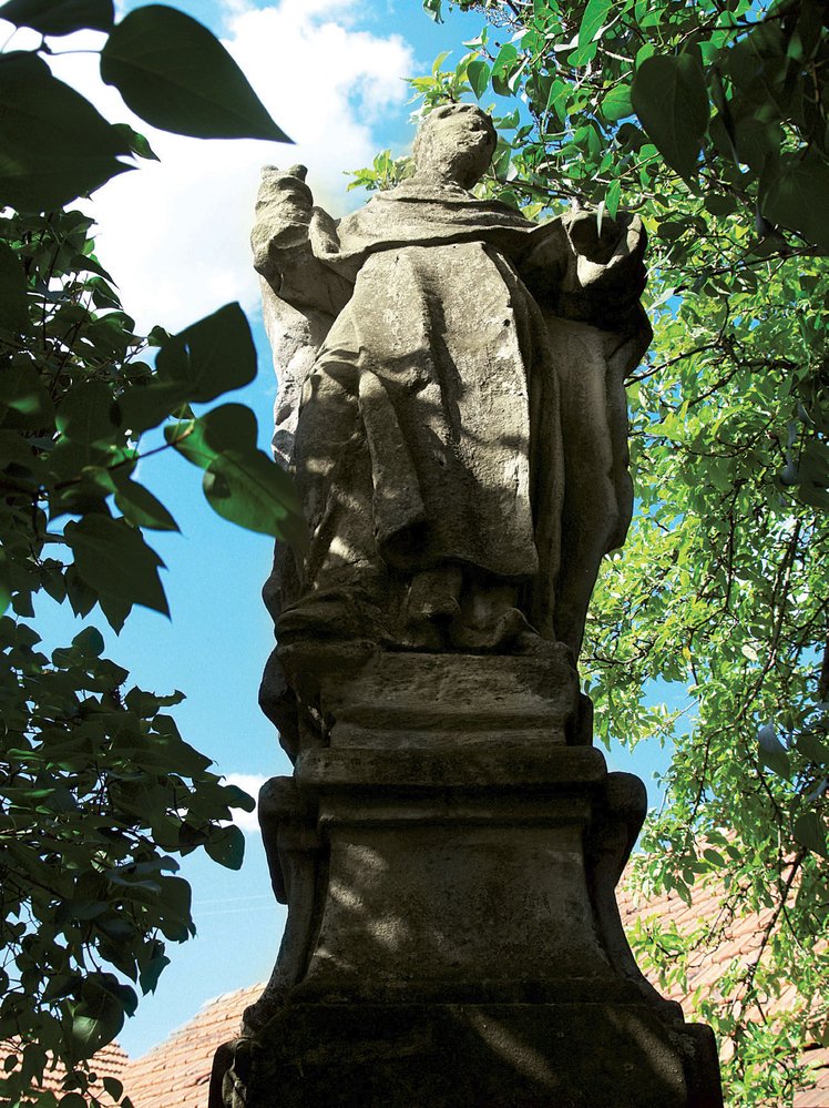 Socha svatého Vincence bdí nad památkou nešťastného studenta.