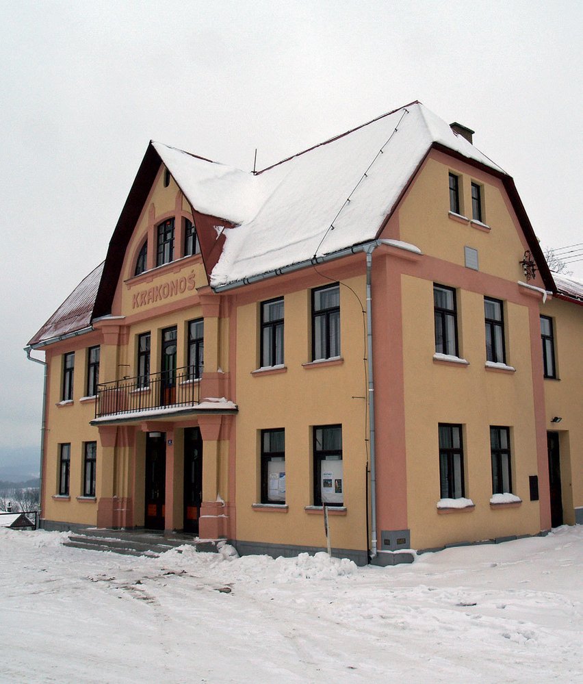 Budova, kde sídlí divadelní spolek s loutkovou scénou, se jmenuje stejně jako divadelní společnost – Krakonoš.