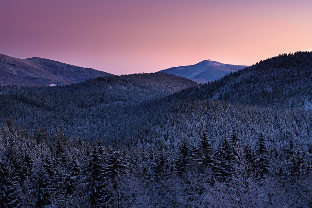 Svítání nad Zadními horami z Kladnaté. Lysá hora s vysílačem v pozadí.