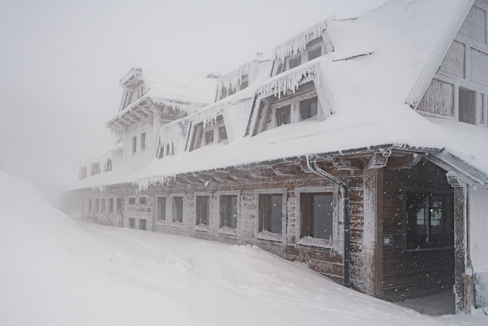 Chata Maraton pod téměř dvěma metry sněhu
