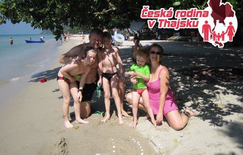 Česká rodina v Thajsku: Kluci se socializují na pláži