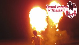 Česká rodina v Thajsku: Ohňová show