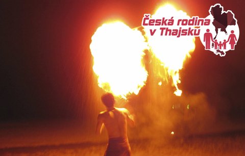 Česká rodina v Thajsku: Ohňová show