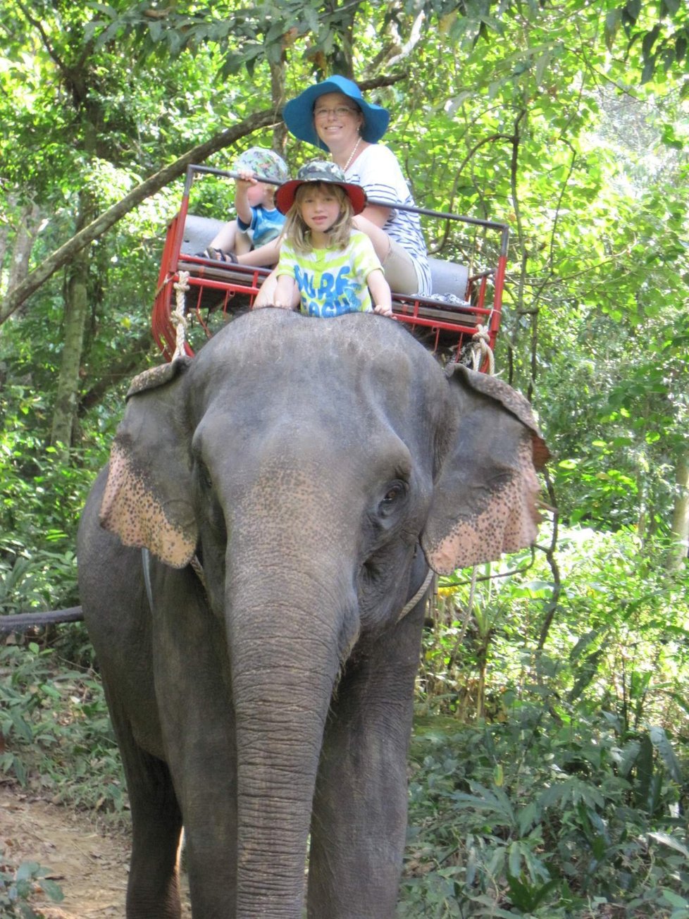 Česká rodina si v Thajsku vyrazila na projížďku na slonech.