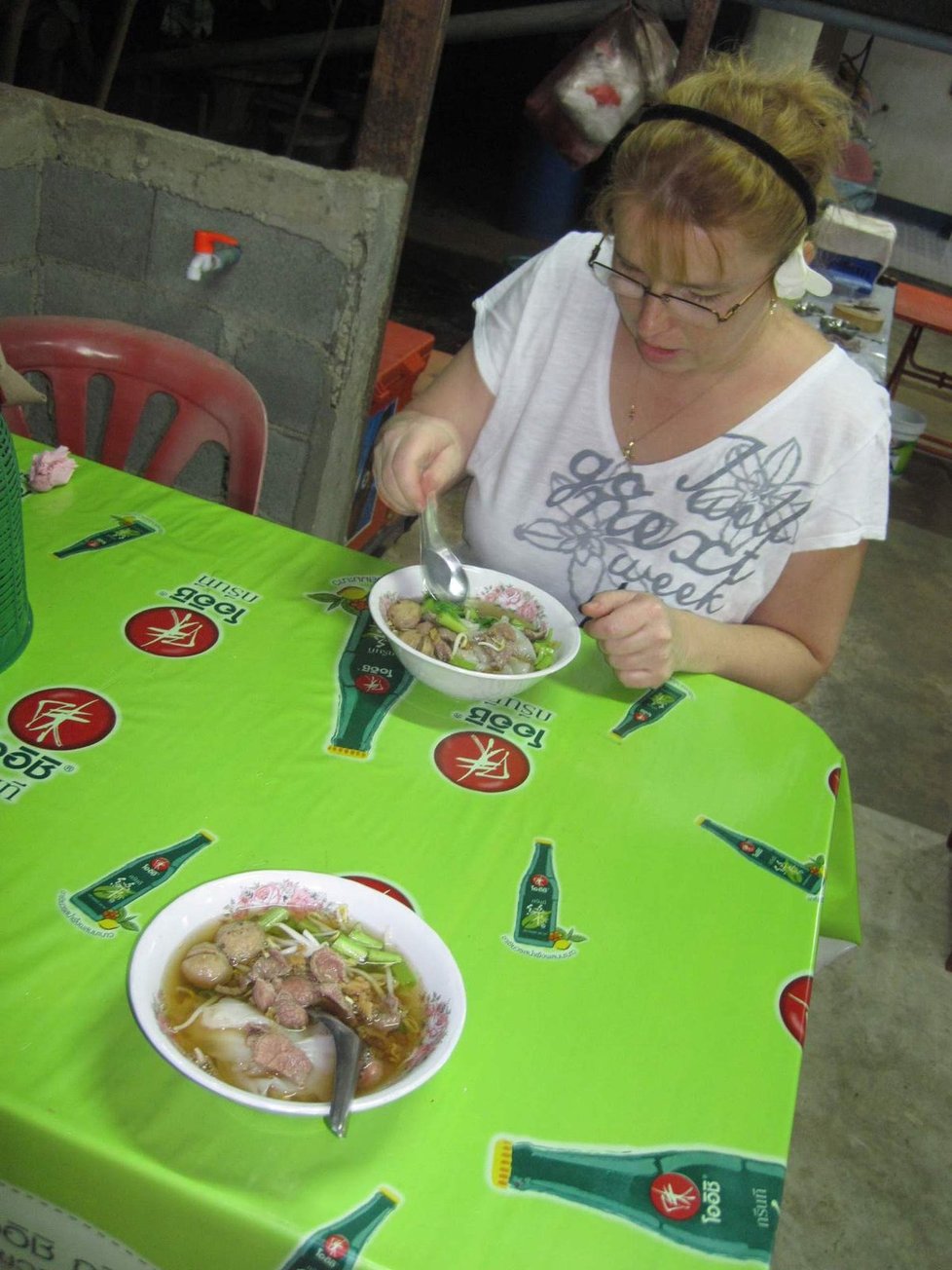 První thajská polévka. Vynecháváme turistické podniky a chodíme tam, kde jedí místní.