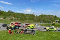 Vážná dopravní nehoda u České Skalice: Pět lidí se zranilo, zasahoval i vrtulník