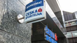 Největším českým bankám klesl zisk, kvůli windfall tax radši poslaly peníze klientům