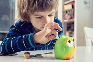 Jak naučit dítě znát hodnotu dárků a peněz? 