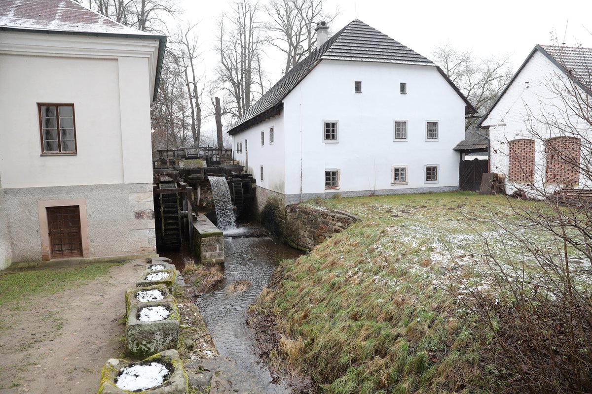 Ruderův mlýn v Babiččině údolí, krásná scenérie, dokonce i v zimě. Vybaven je původním nábytkem podle Boženina vyprávění.