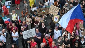 Mohutný protest na podporu ČT: „Ruce pryč od médií!“ Klempíř jednal s odboráři