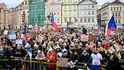 „Ruce pryč od médií!“ Tisíce lidí v ulicích odmítly noční tah vlády proti ČT a ČRo „Ruce pryč od médií!“ Tisíce lidí v ulicích odmítly noční tah vlády proti ČT a ČRo