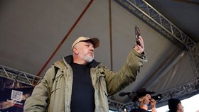 Začíná demonstrace na podporu nezávislých médií spolku Milion chvilek pro demokracii. (25. 10. 2026)