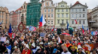 „Ruce pryč od médií!“ Tisíce lidí v ulicích odmítly noční tah vlády proti ČT a ČRo „Ruce pryč od médií!“ Tisíce lidí v ulicích odmítly noční tah vlády proti ČT a ČRo