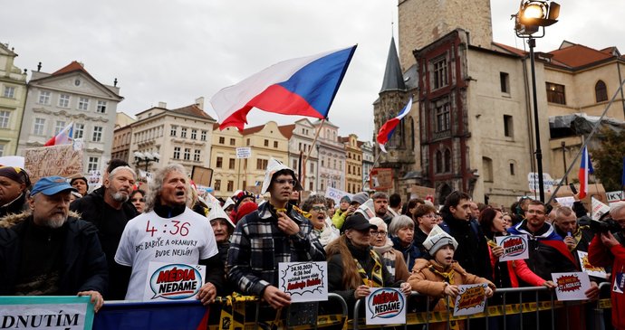 Začíná demonstrace na podporu nezávislých médií spolku Milion chvilek pro demokracii. (25. 10. 2026)