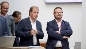 Končící ředitel České televize Petr Dvořák a ředitel Českého rozhlasu René Zavoral.