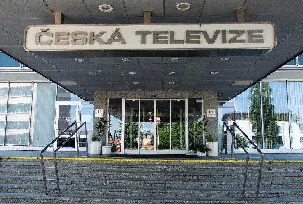 Více než čtyři pětiny uživatelů pozemního televizního vysílání se chystají přejít na nový vysílací standard DVB-T2, 20 procent chce přejít na jinou platformu, tedy na satelitní, kabelovou nebo internetovou TV.