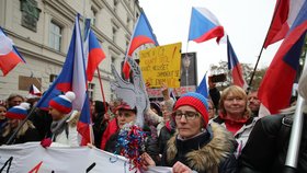 Demonstrace proti České televizi i vládě: Pochod prošel 17.11.2022 Prahou až na Kavčí hory k budově ČT
