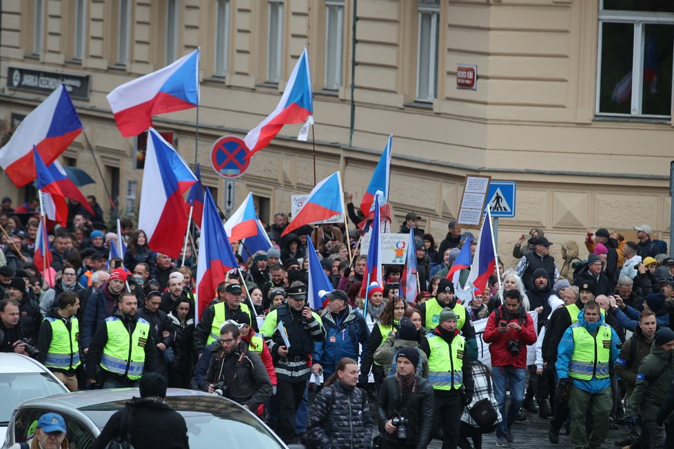 Demonstrace proti České televizi i vládě: Pochod prošel 17.11.2022 Prahou až na Kavčí hory k budově ČT