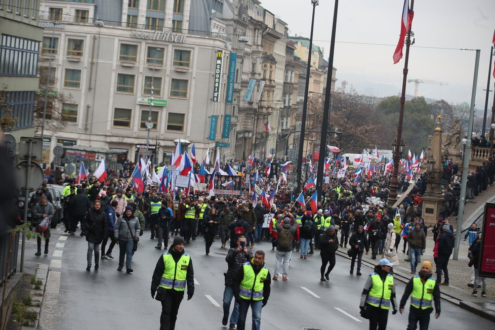 Demonstrace proti České televizi i vládě: Pochod prošel 17.11.2022 Prahou až na Kavčí hory k budově ČT