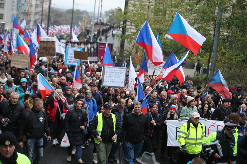 Demonstrace proti České televizi i vládě: Pochod prošel 17.11.2022 Prahou až na Kavčí hory k budově ČT