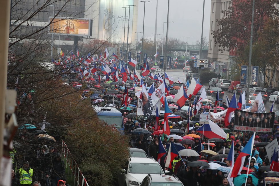 Demonstrace proti České televizi i vládě: Pochod prošel 17.11.2022 Prahou až na Kavčí hory k budově ČT