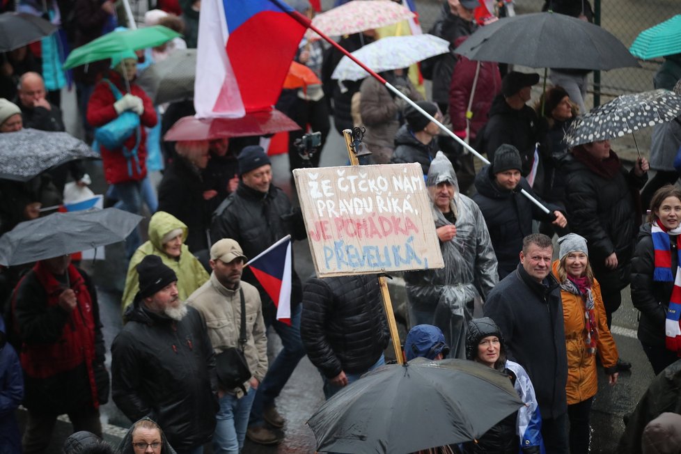 Demonstrace proti České televizi i vládě: Pochod prošel 17.11.2022 Prahou až na Kavčí hory k budově ČT