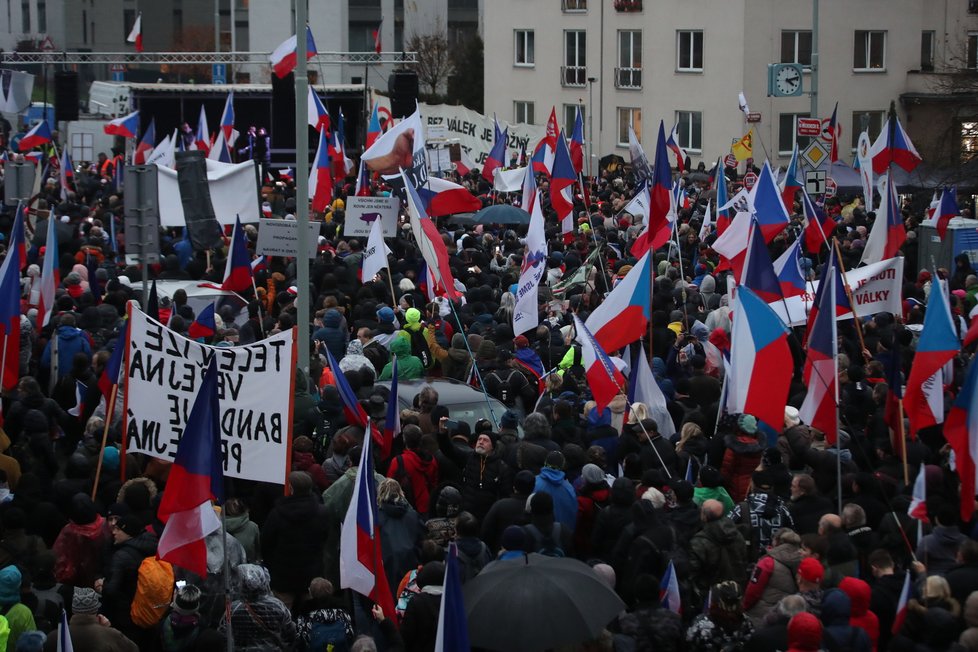 Demonstrace proti České televizi i vládě: Pochod prošel 17.11.2022 Prahou až na Kavčí hory k budově ČT