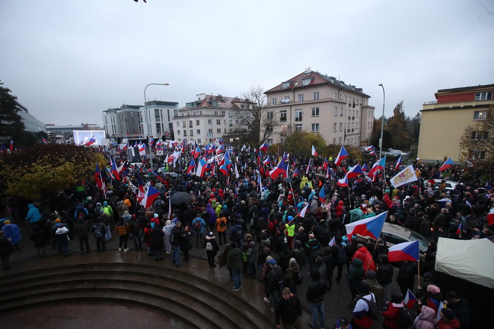 Demonstrace proti České televizi i vládě: Pochod prošel 17.11.2022 Prahou až na Kavčí hory k budově ČT