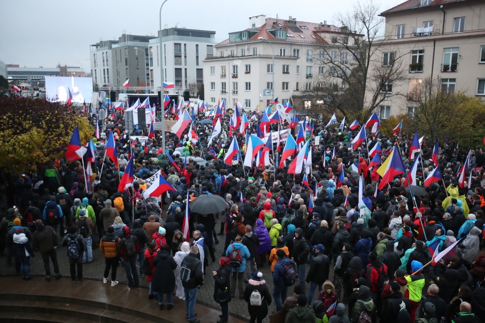 Demonstrace proti České televizi i vládě: Pochod prošel 17.11.2022 Prahou až na Kavčí hory k budově ČT