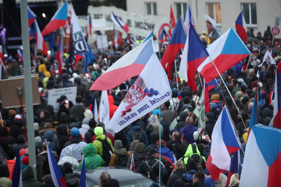 Demonstrace proti České televizi i vládě: Pochod prošel 17.11.2022 Prahou až na Kavčí hory k budově ČT