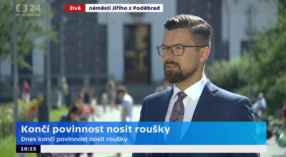 Vysílání České televize z pražského náměstí Jiřího z Poděbrad. Na snímku moderátor Tomáš Drahoňovský