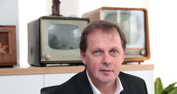 Televizní válka: „Nenormální,“ brání ČT její šéf před útoky Zemana a Soukupa