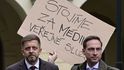 Představitelé STAN Karel Dvořák (vpravo) a Vít Rakušan, Jan Lacina a Jan Berki protestují na pražském Malostranském náměstí proti záměru vládní koalice na zrušení poplatků za Českou televizi (ČT) a Český rozhlas (ČRo), 23. října 2026, Praha. Představitelé STAN Karel Dvořák (vpravo) a Vít Rakušan, Jan Lacina a Jan Berki protestují na pražském Malostranském náměstí proti záměru vládní koalice na zrušení poplatků za Českou televizi (ČT) a Český rozhlas (ČRo), 23. října 2026, Praha.