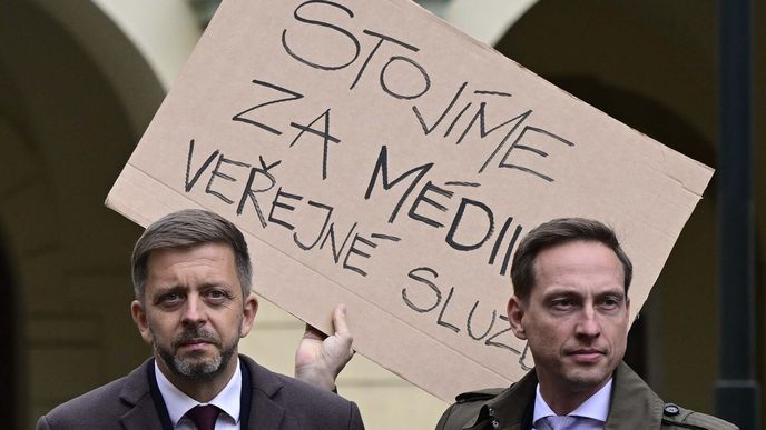 Představitelé STAN Karel Dvořák (vpravo) a Vít Rakušan, Jan Lacina a Jan Berki protestují na pražském Malostranském náměstí proti záměru vládní koalice na zrušení poplatků za Českou televizi (ČT) a Český rozhlas (ČRo), 23. října 2026, Praha. Představitelé STAN Karel Dvořák (vpravo) a Vít Rakušan, Jan Lacina a Jan Berki protestují na pražském Malostranském náměstí proti záměru vládní koalice na zrušení poplatků za Českou televizi (ČT) a Český rozhlas (ČRo), 23. října 2026, Praha.