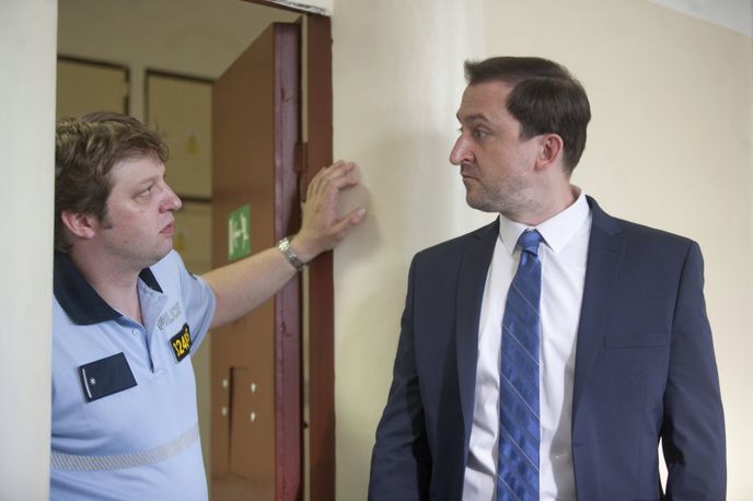 Trpaslík • Obyčejná rodina z Nymburka. Jarda a Katka Staňkovi. Vedou spolu provaznictví v uličce u náměstí. V obchodních i rodinných strategiích se ale, slušně řečeno, dost často neshodují. Trpaslík • Obyčejná rodina z Nymburka. Jarda a Katka Staňkovi. Vedou spolu provaznictví v uličce u náměstí. V obchodních i rodinných strategiích se ale, slušně řečeno, dost často neshodují.