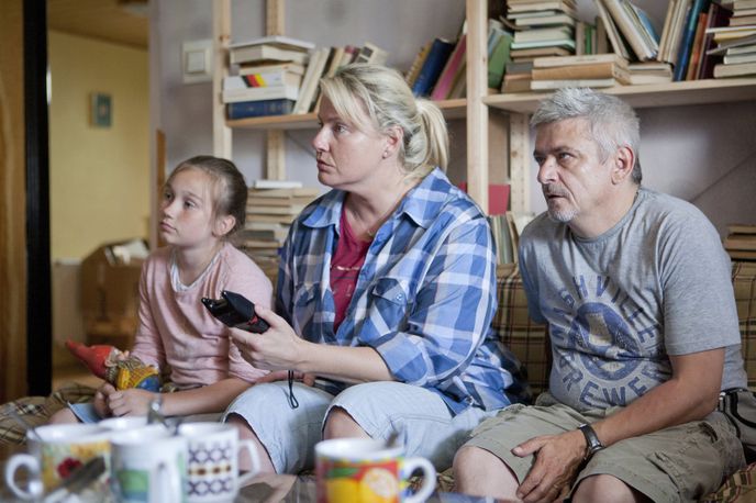 Trpaslík • Obyčejná rodina z Nymburka. Jarda a Katka Staňkovi. Vedou spolu provaznictví v uličce u náměstí. V obchodních i rodinných strategiích se ale, slušně řečeno, dost často neshodují. Trpaslík • Obyčejná rodina z Nymburka. Jarda a Katka Staňkovi. Vedou spolu provaznictví v uličce u náměstí. V obchodních i rodinných strategiích se ale, slušně řečeno, dost často neshodují.
