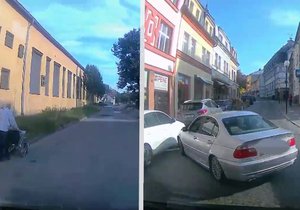 Zběsilá honička s policií v České Třebové skončila nehodou: Kolemjdoucí museli před BMW uskakovat.