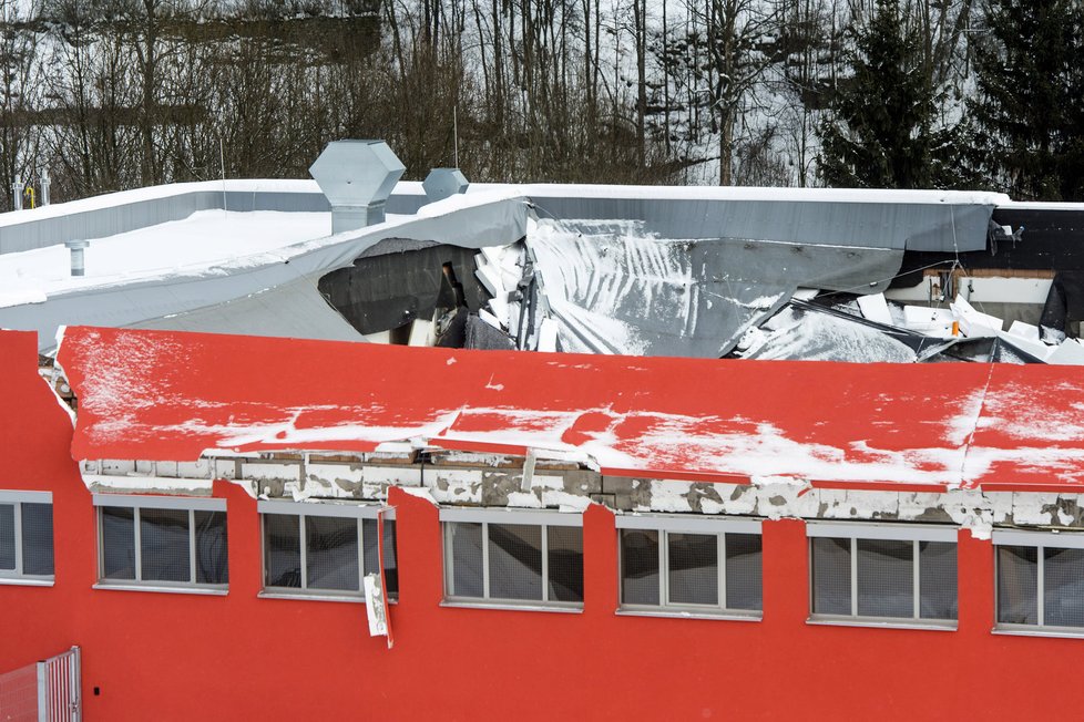 V nové hale v České Třebové se propadl strop. 80 lidí prchalo