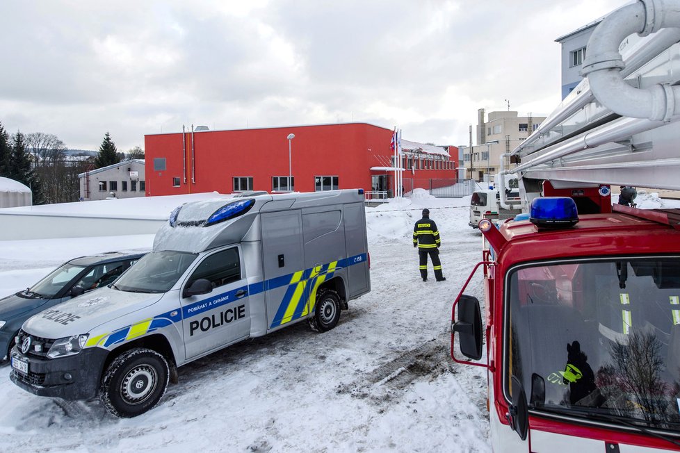 Po pádu střechy nové haly v České Třebové na místě zasahovali hasiči i policisté.