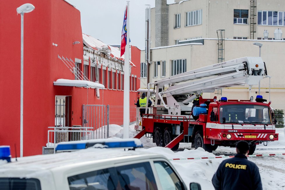 Po pádu střechy nové haly v České Třebové na místě zasahovali hasiči i policisté