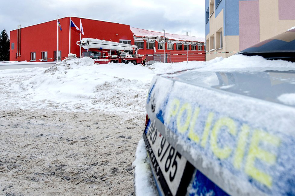 Po pádu střechy nové haly v České Třebové na místě zasahovali hasiči i policisté.