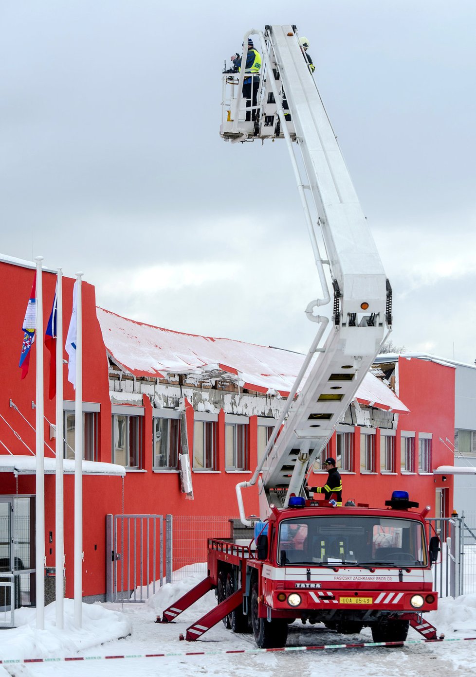 Po pádu střechy nové haly v České Třebové na místě zasahovali hasiči i policisté.