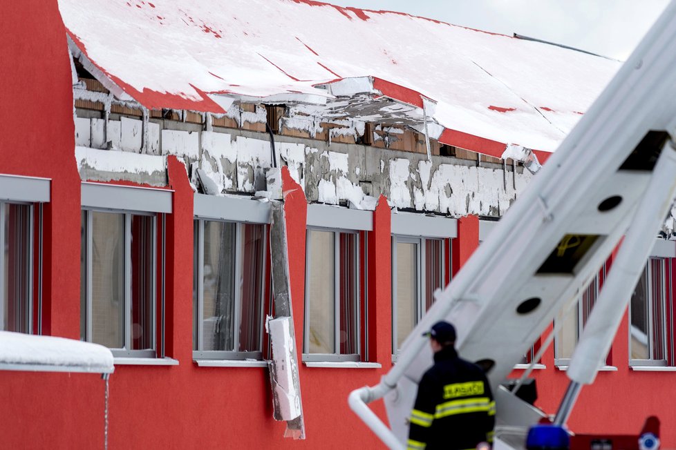 Po pádu střechy nové haly v České Třebové na místě zasahovali hasiči i policisté.