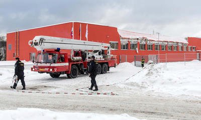 Ve sportovní hale v České Třebové, jejíž střecha se 14. ledna večer zřítila, bylo před pádem podle pořadatelů 80 lidí. Ačkoli pád konstrukce střechy byl poměrně rychlý, všem se podařilo z haly vyběhnout.